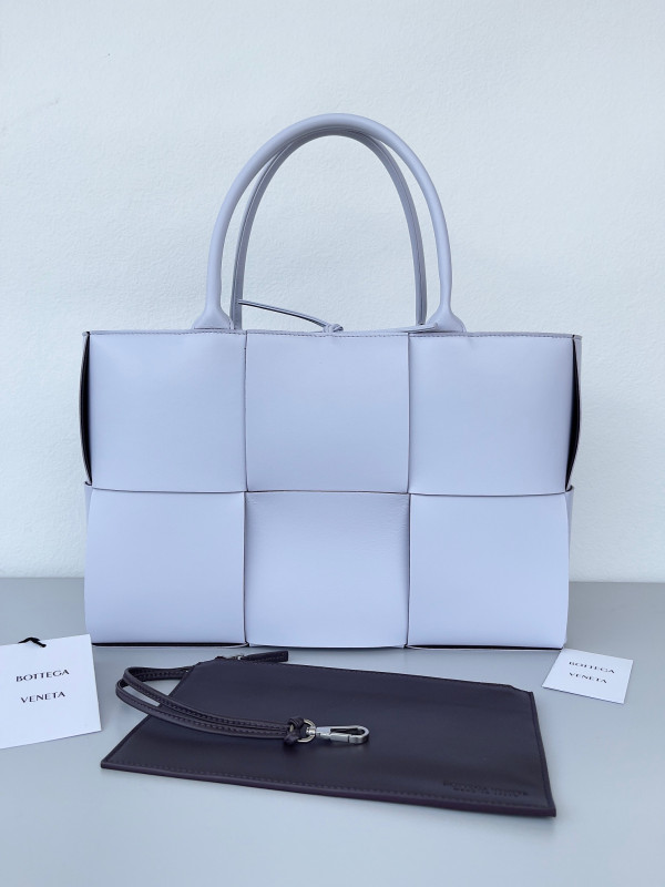 Bo*te*ga ve*ne*ta arco medium tote