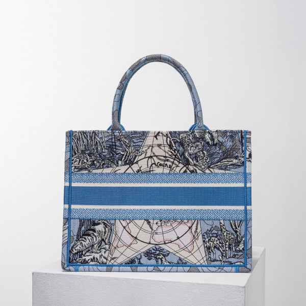 medium D*or book tote