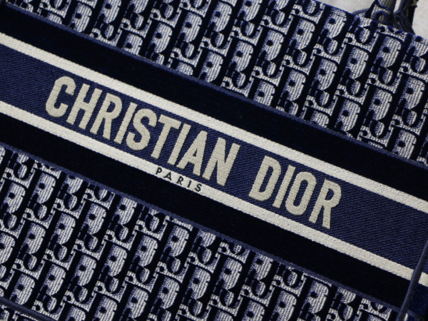 medium D*or book tote