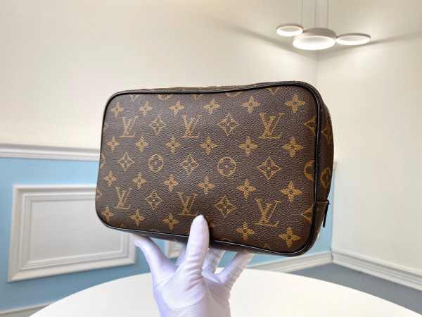 l**is V*t*n toiletry pouch gm