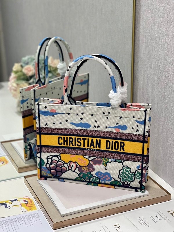 medium D*or book tote