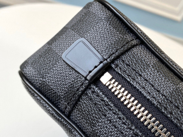 l**is V*t*n toiletry pouch gm