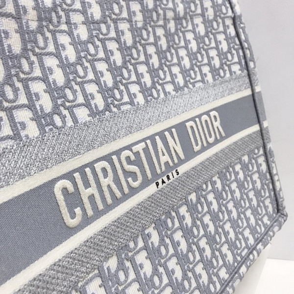 medium D*or book tote