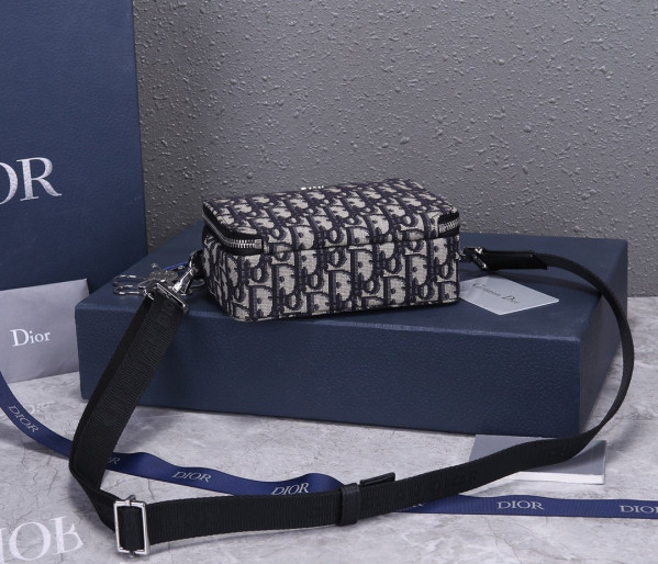 D*or pouch with shoulder strap