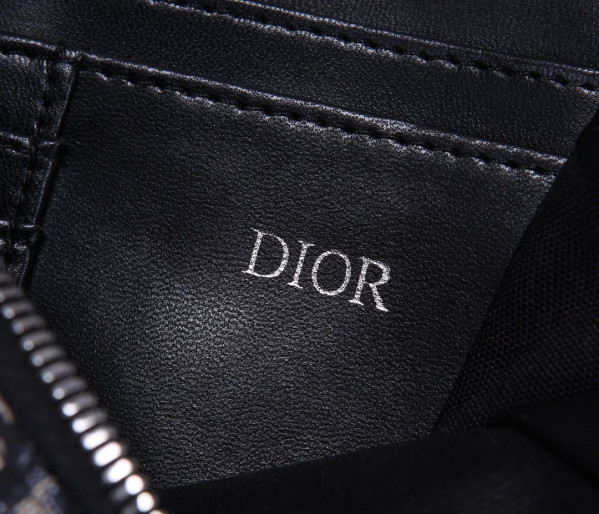 D*or pouch with shoulder strap