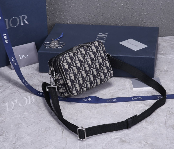 D*or pouch with shoulder strap
