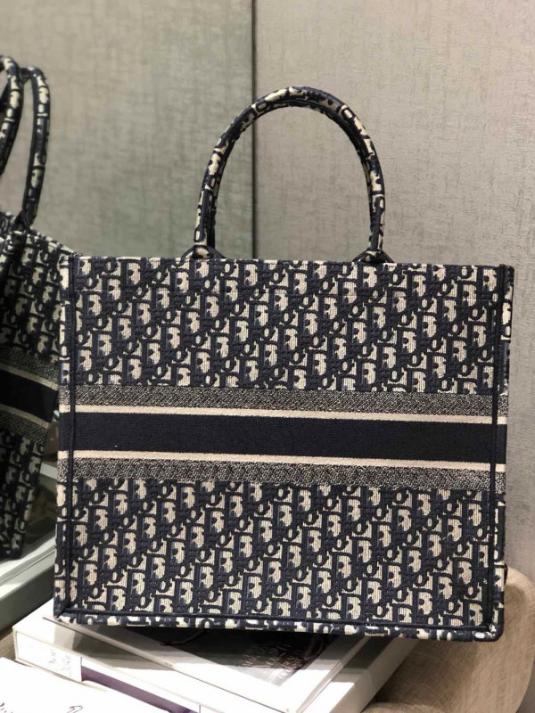 D*or oblique book tote-41.5*35*18cm