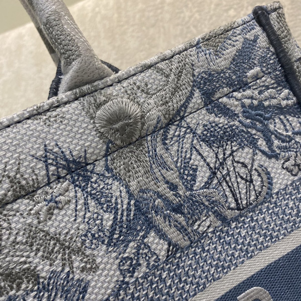 medium D*or book tote