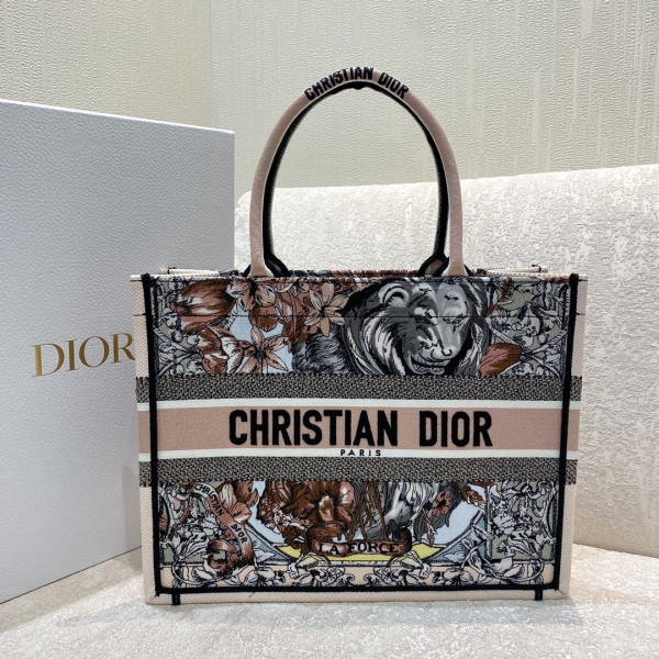 medium D*or book tote