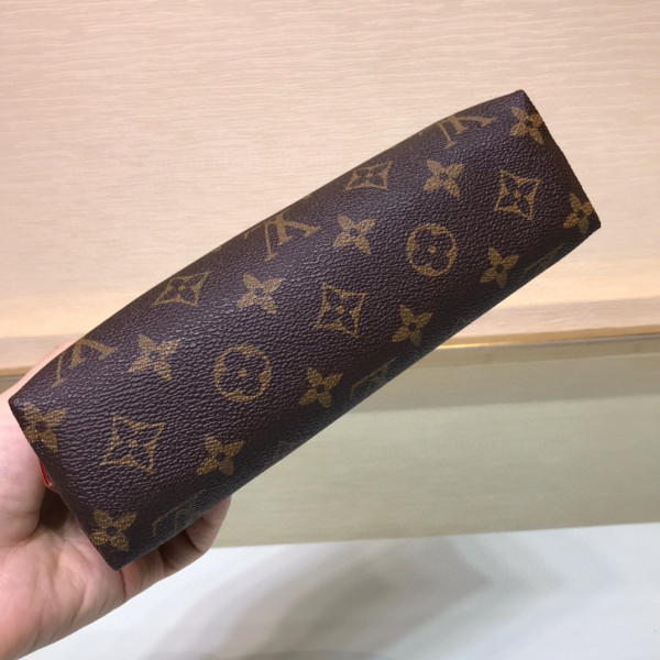 l**is V*t*n cosmetic pouch gm