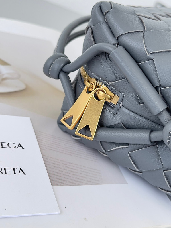 Bo*te*ga ve*ne*ta small loop camera bag