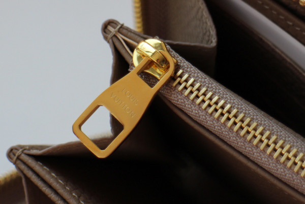 l**is V*t*n zippy wallet