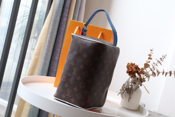l**is V*t*n lvxnba toiletry bag