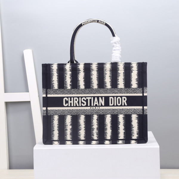 medium D*or book tote