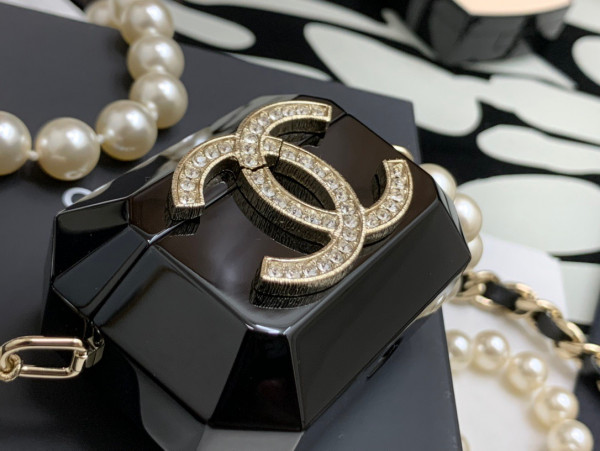 CL AIRPODS CASE PRO NECKLACE