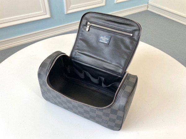 l**is V*t*n toiletry pouch