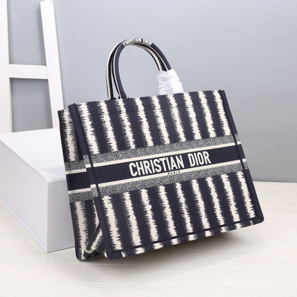 large D*or book tote