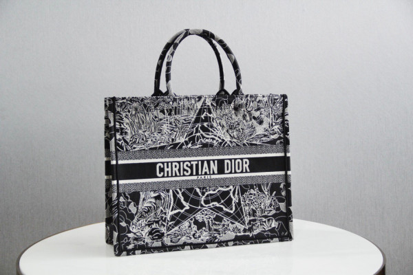 large D*or book tote