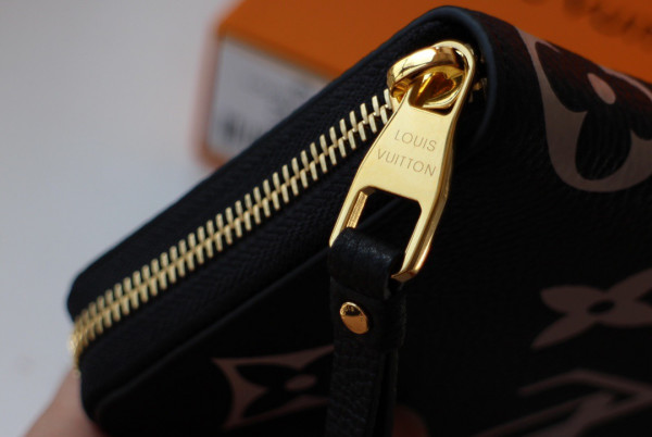 l**is V*t*n zippy wallet