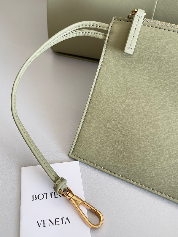 Bo*te*ga ve*ne*ta arco medium tote