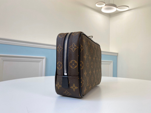 l**is V*t*n toiletry pouch gm