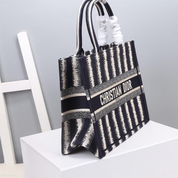 medium D*or book tote