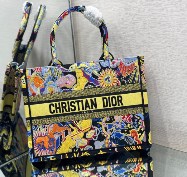 medium D*or book tote