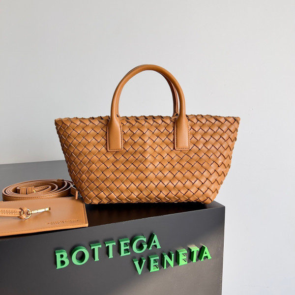 Bo*te*ga ve*ne*ta mini cabat