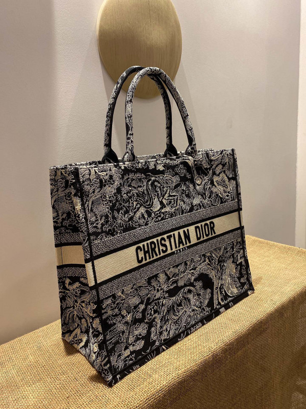 large D*or book tote