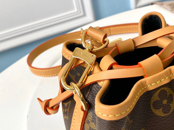 l**is V*t*n noÉ purse