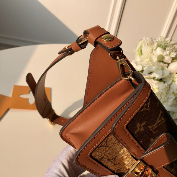l**is V*t*n belt bag（2019 spring show）