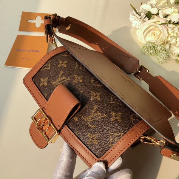 l**is V*t*n belt bag（2019 spring show）
