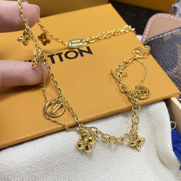 l**is V*t*n necklace
