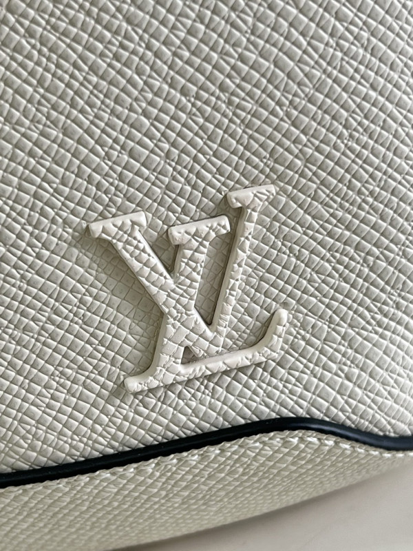 l**is V*t*n avenue sling bag