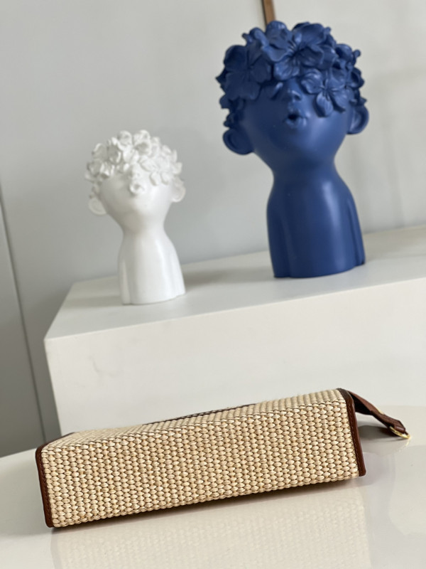 l**is V*t*n toiletry pouch on chain