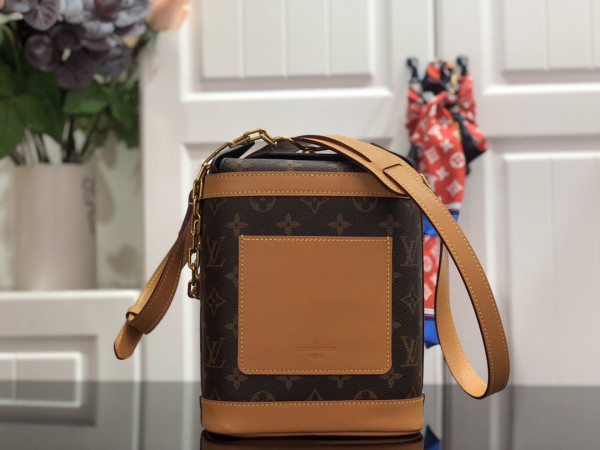 l**is V*t*n chalk bag