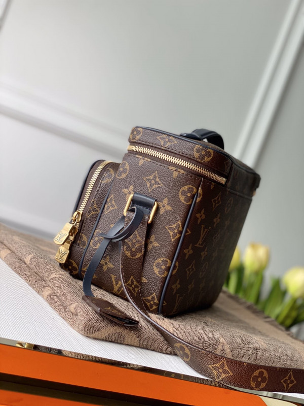 l**is V*t*n toiletry bag