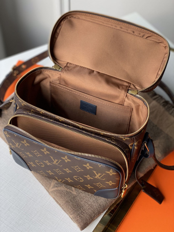 l**is V*t*n toiletry bag