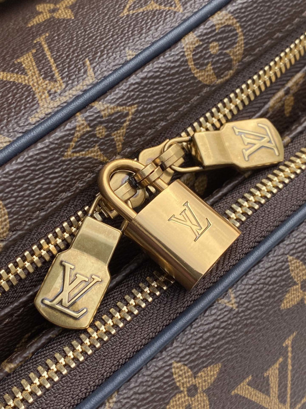 l**is V*t*n toiletry bag