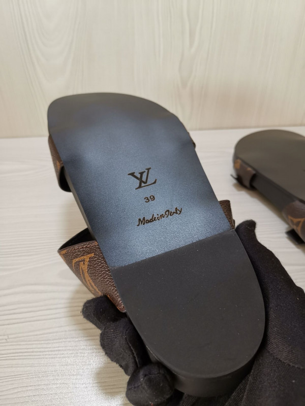 l**is V*t*n sandals