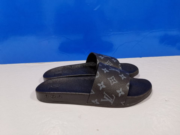 l**is V*t*n slippers