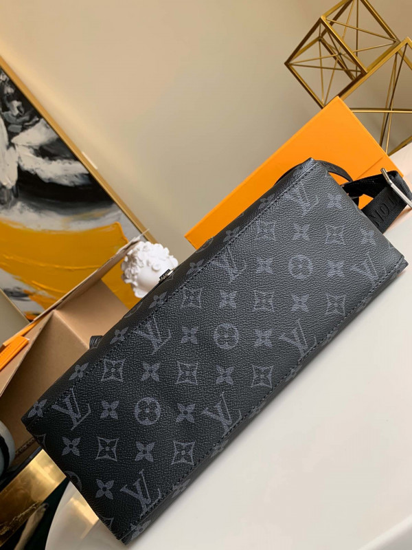 l**is V*t*n messenger bag