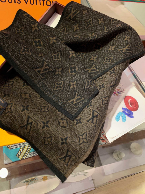 l**is V*t*n scarf