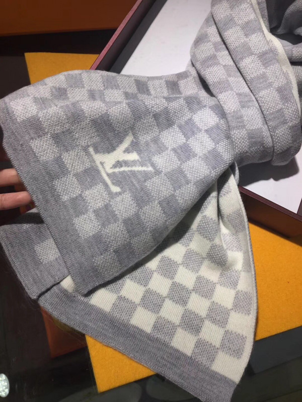 l**is V*t*n scarf