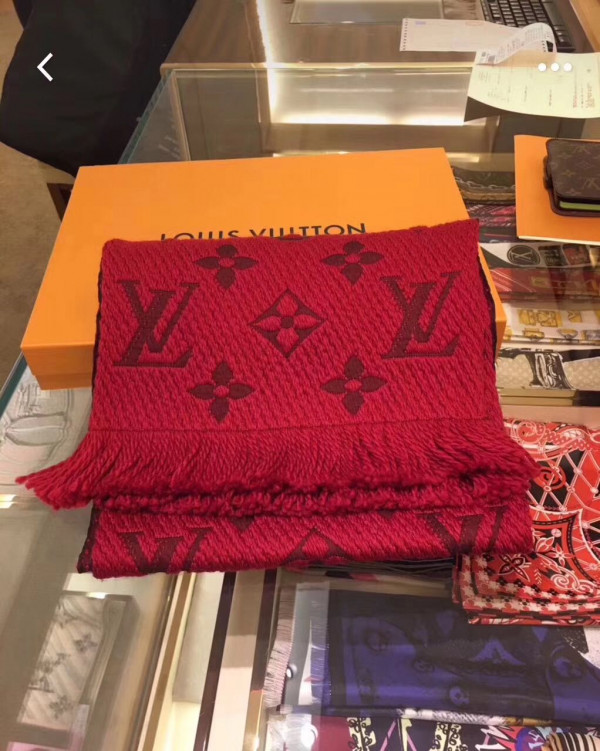 l**is V*t*n scarf