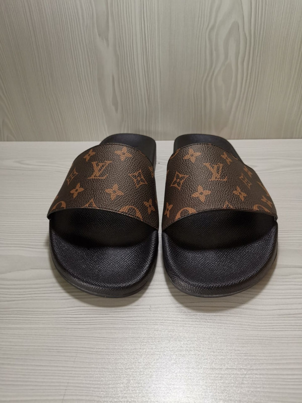 l**is V*t*n slippers