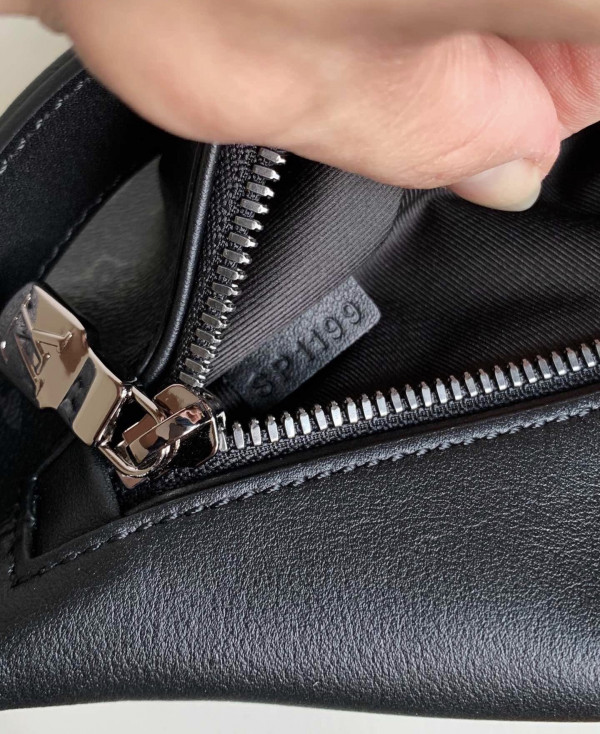 l**is V*t*n discovery bumbag