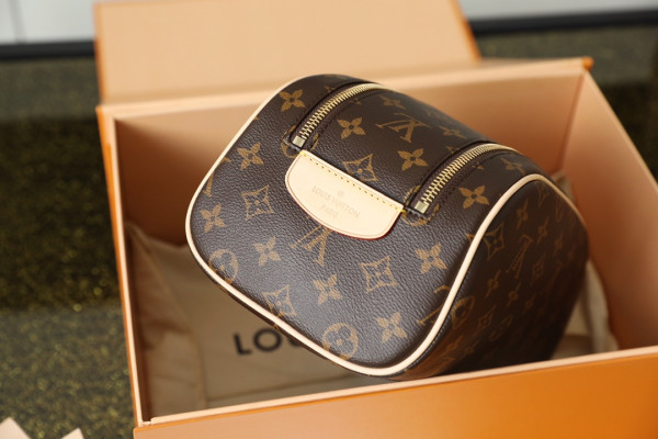 l**is V*t*n toiletry bag