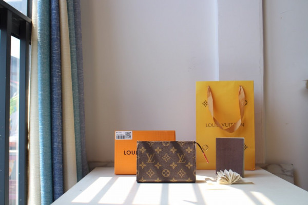 l**is V*t*n toiletry pouch 15