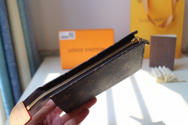 l**is V*t*n toiletry pouch 15